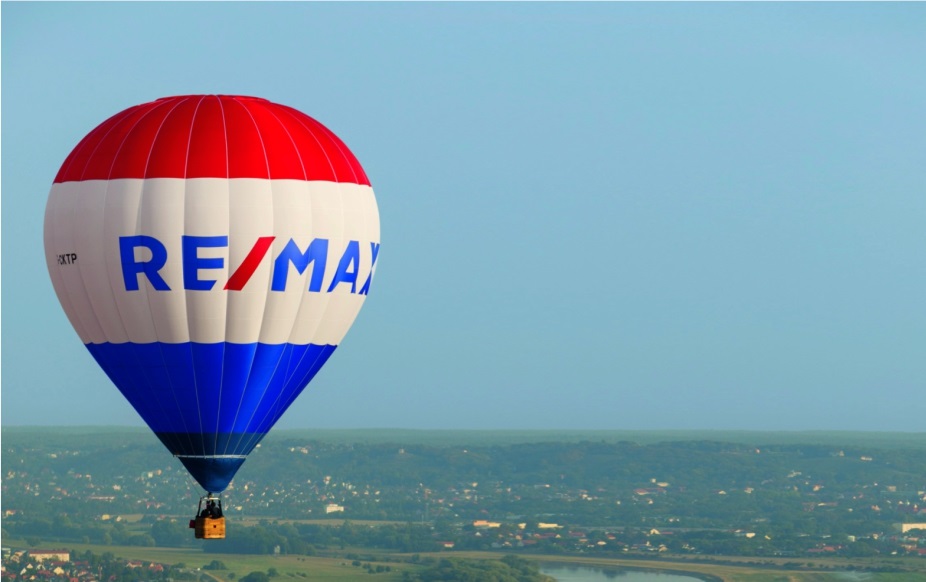 Sky and balloon with the RE/MAX logo in red, white and blue