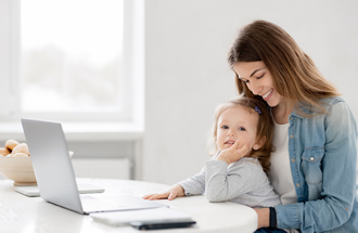 אמא עם תינוק ומחשב