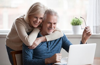 זוג מבוגרים מסתכל במחשב