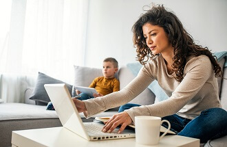 אישה עובדת על מחשב שלידה ילד בספה